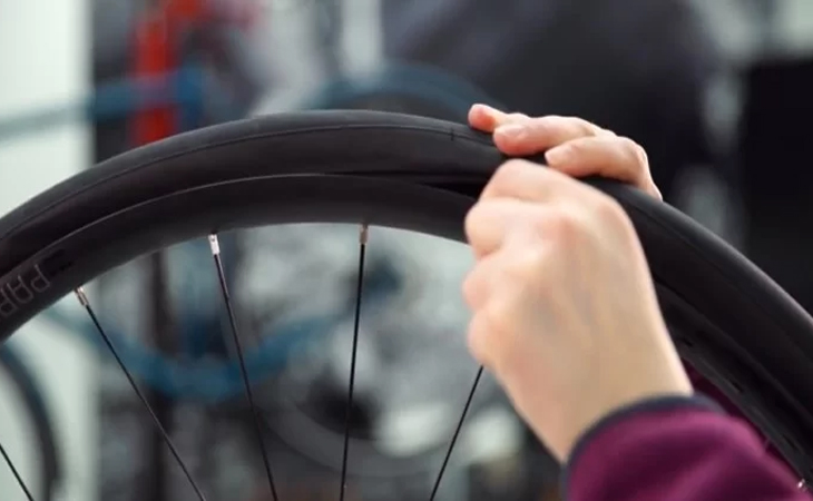 Kiểm tra các bộ phận của xe đạp